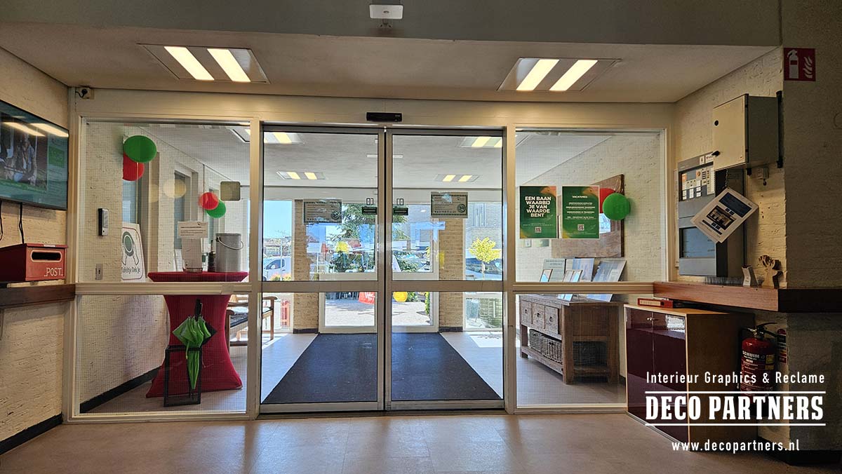 De oorspronkelijke situatie: een volledig transparante glazen entree die vanuit de gang duidelijk zichtbaar is.