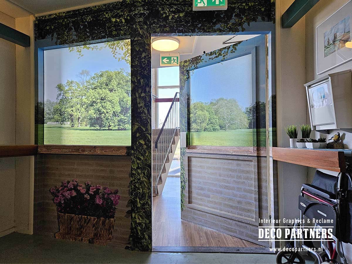 Een doorlopend ontwerp van bomen, klimop en een tuinmuur zorgt ervoor dat de toegang tot het trappenhuis minder nadrukkelijk aanwezig is.