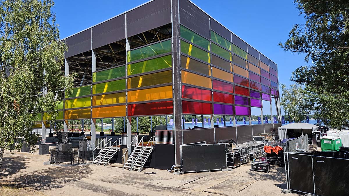 Buitenzijde van de festivaltent met transparante glasfolie in groen, geel, oranje, rood en paars