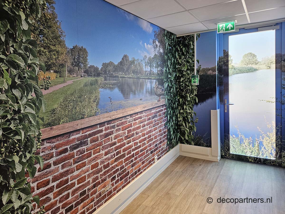 Fotowand met natuurprint in verpleeghuis – dementievriendelijke inrichting met uitzicht op water en groen voor rust en herkenbaarheid.