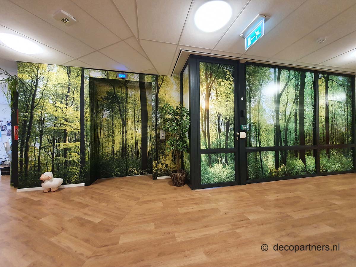 Liftbestickering met bosprint in verpleeghuis – rustgevende beleving en minder prikkels voor bewoners met dementie.