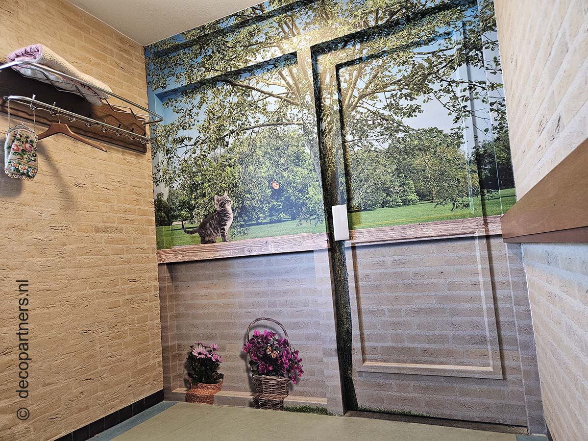 Camouflage van deur in verpleeghuis met muurprint en kat – veilige en herkenbare oplossing voor dementieafdelingen.