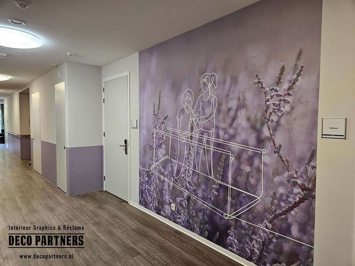 Brandveilige, naadloze wandbekleding met paarse lavendelprint in een revalidatiecentrum. Een sfeervolle interieurvisual die veiligheid en uitstraling combineert.
