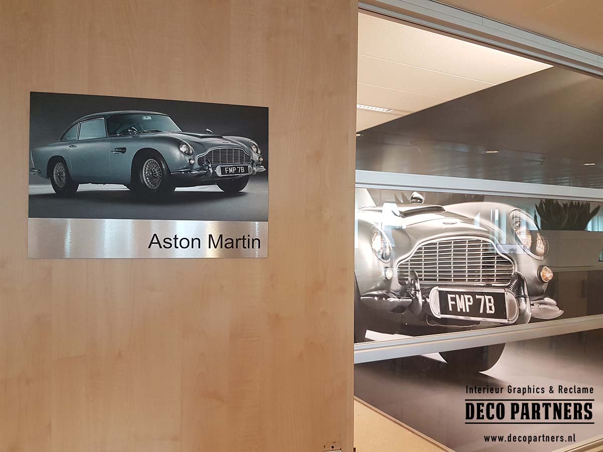 Aluminium fotopaneel met Aston Martin print toegepast in interieur