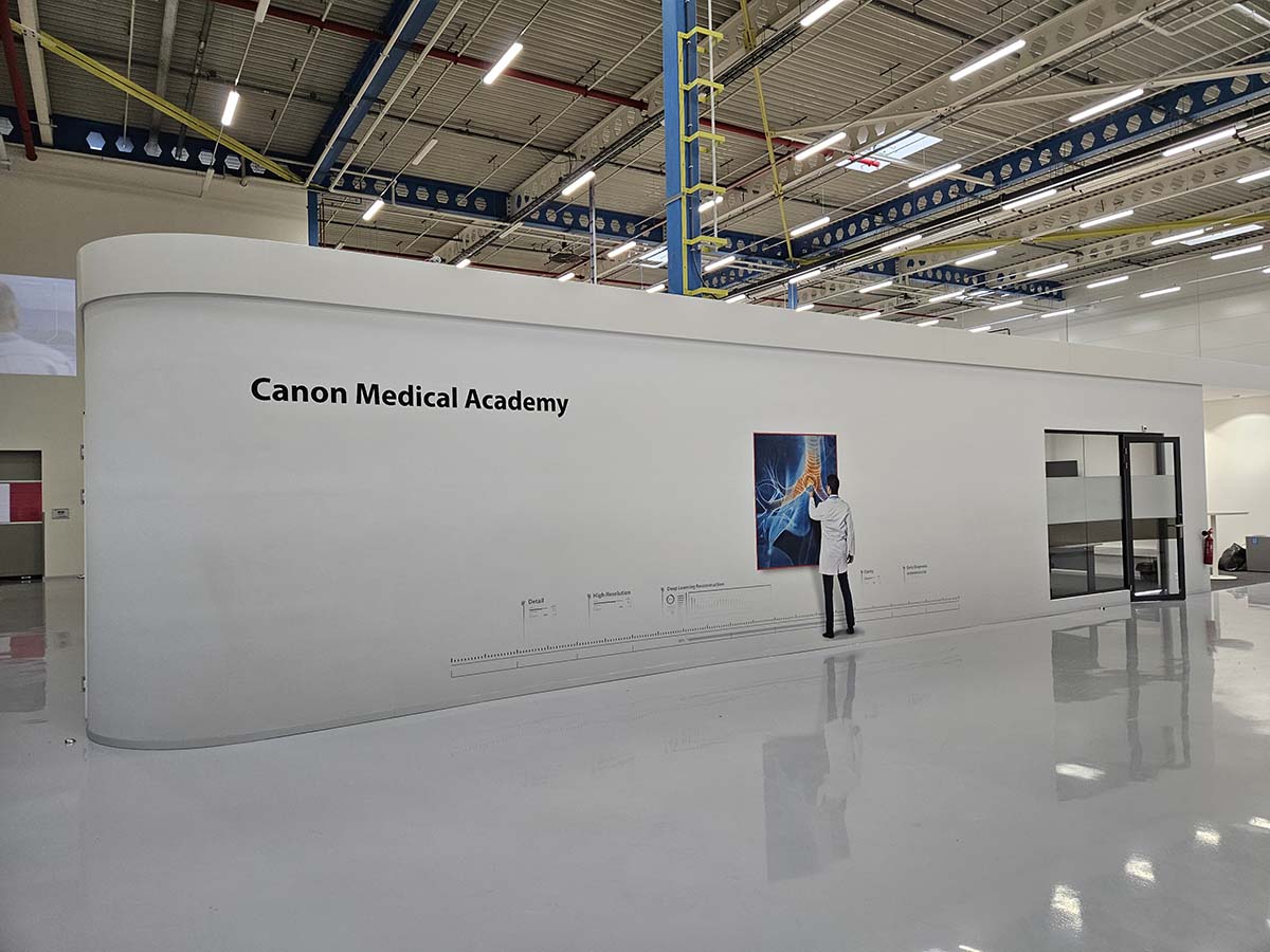 Naadloos fotobehang in medische opleidingsruimte: hygiënische wandafwerking zonder naden waar vuil en bacteriën zich kunnen ophopen; eenvoudig reinigbaar door speciale coating.