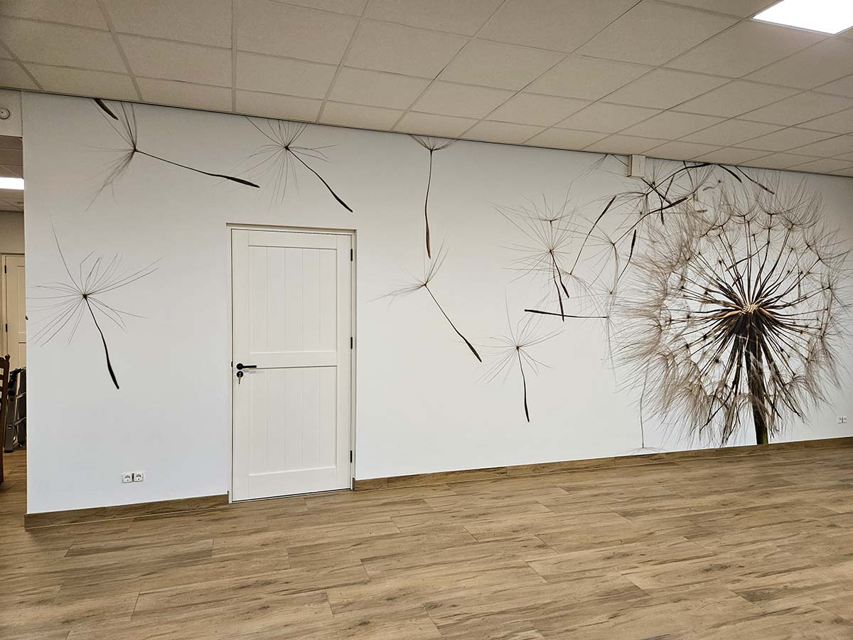 Fotowand in sportschool met motiverende muurprint – naadloos, brandveilig en geurvrij.