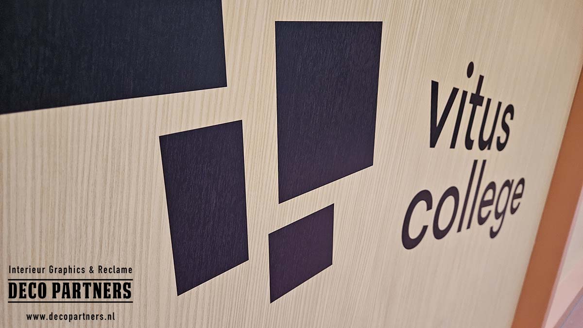 Bedrukte interieurfolie met houtstructuur en logo Detail van bedrukte houtstructuur interieurfolie met logo