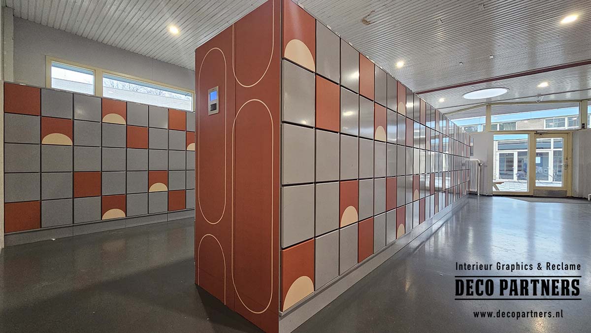 Bedrukte interieurfolie met grafisch ontwerp Kluisjes en systeemwanden voorzien van bedrukte interieurfolie met grafisch ontwerp