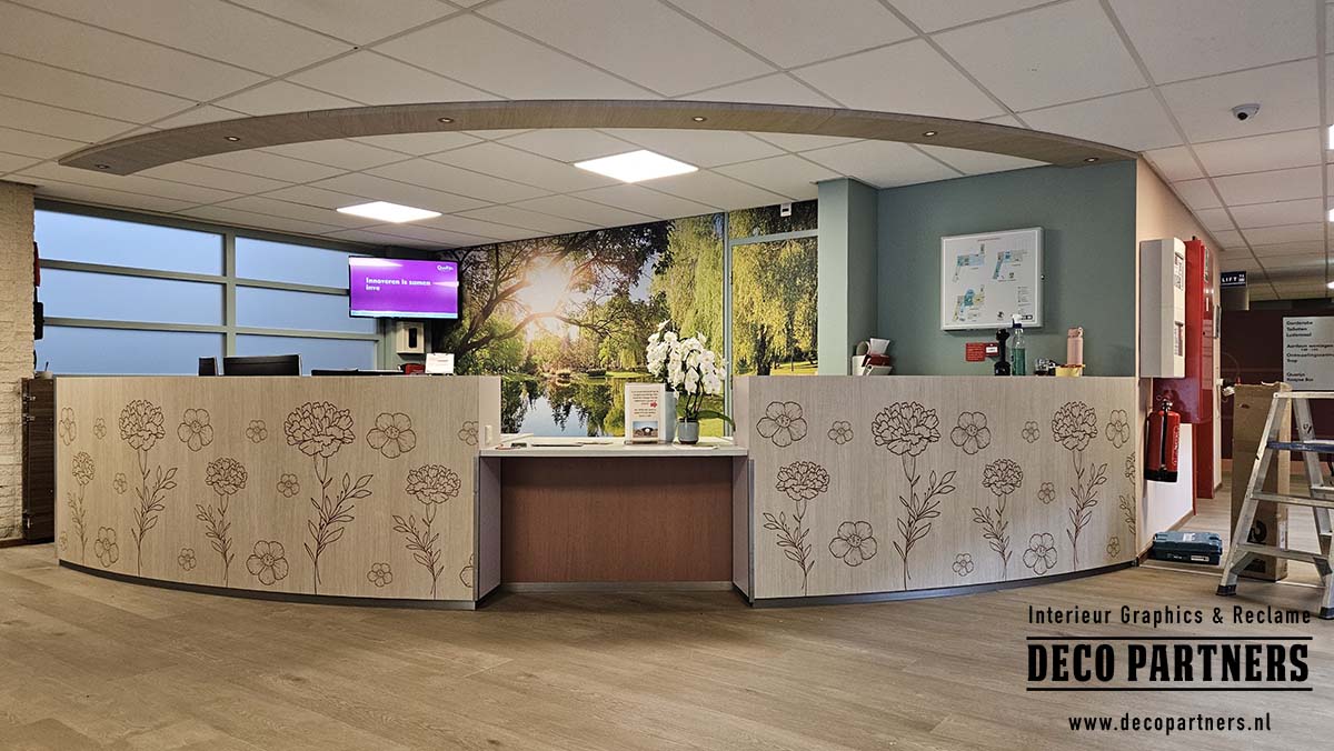 Houtlook interieurfolie met eigen bedrukking Balie voorzien van bedrukte houtlook interieurfolie met bloemendesign