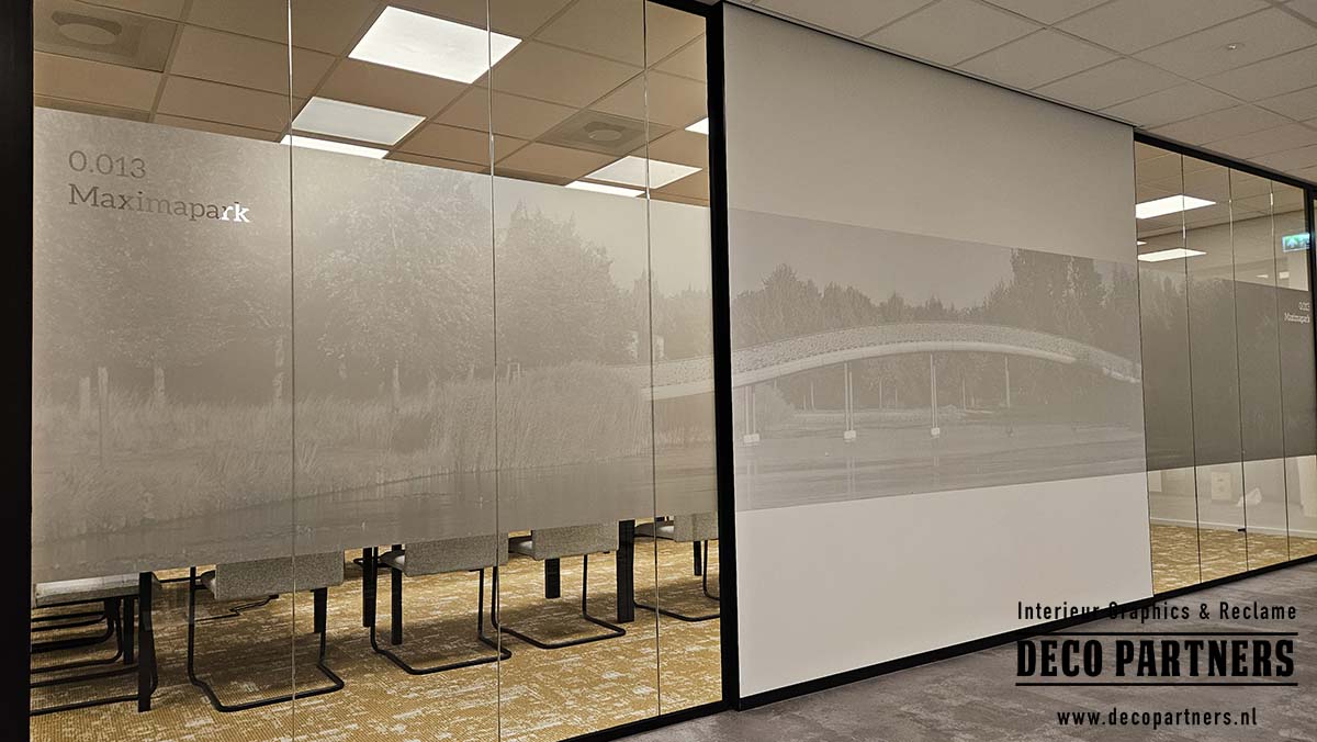 Fotoprint van Máximapark loopt door van matglasfolie op glas naar wandbekleding