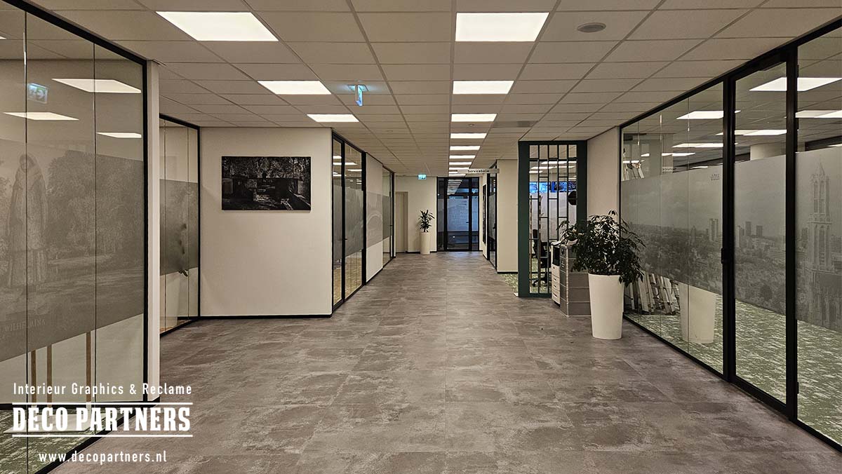Kantoorinterieur met bedrukte matglasfolie op glazen wanden voor privacy en sfeer