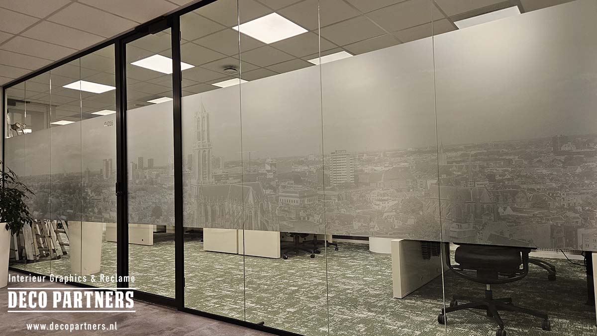Panoramafoto van Utrecht subtiel bedrukt op matglasfolie van glazen kantoorwanden