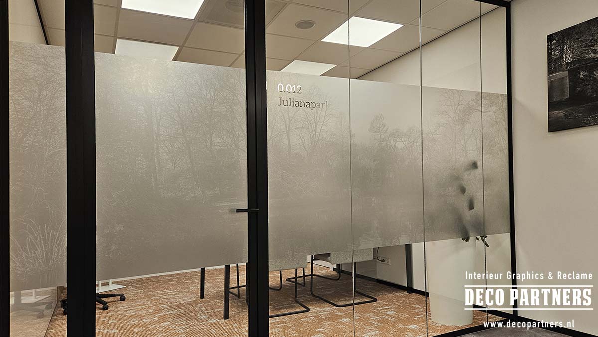 Subtiel bedrukte matglasfolie met natuurfoto voor privacy in een kantoorruimte