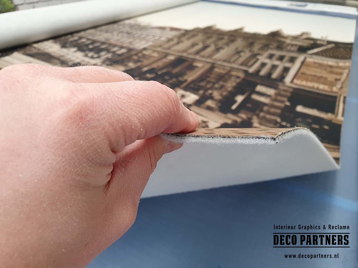 Opbouw van egaliserende meerlaagse wandbekleding Detail van dikke meerlaagse egaliserende wandbekleding met bedrukte textiele toplaag