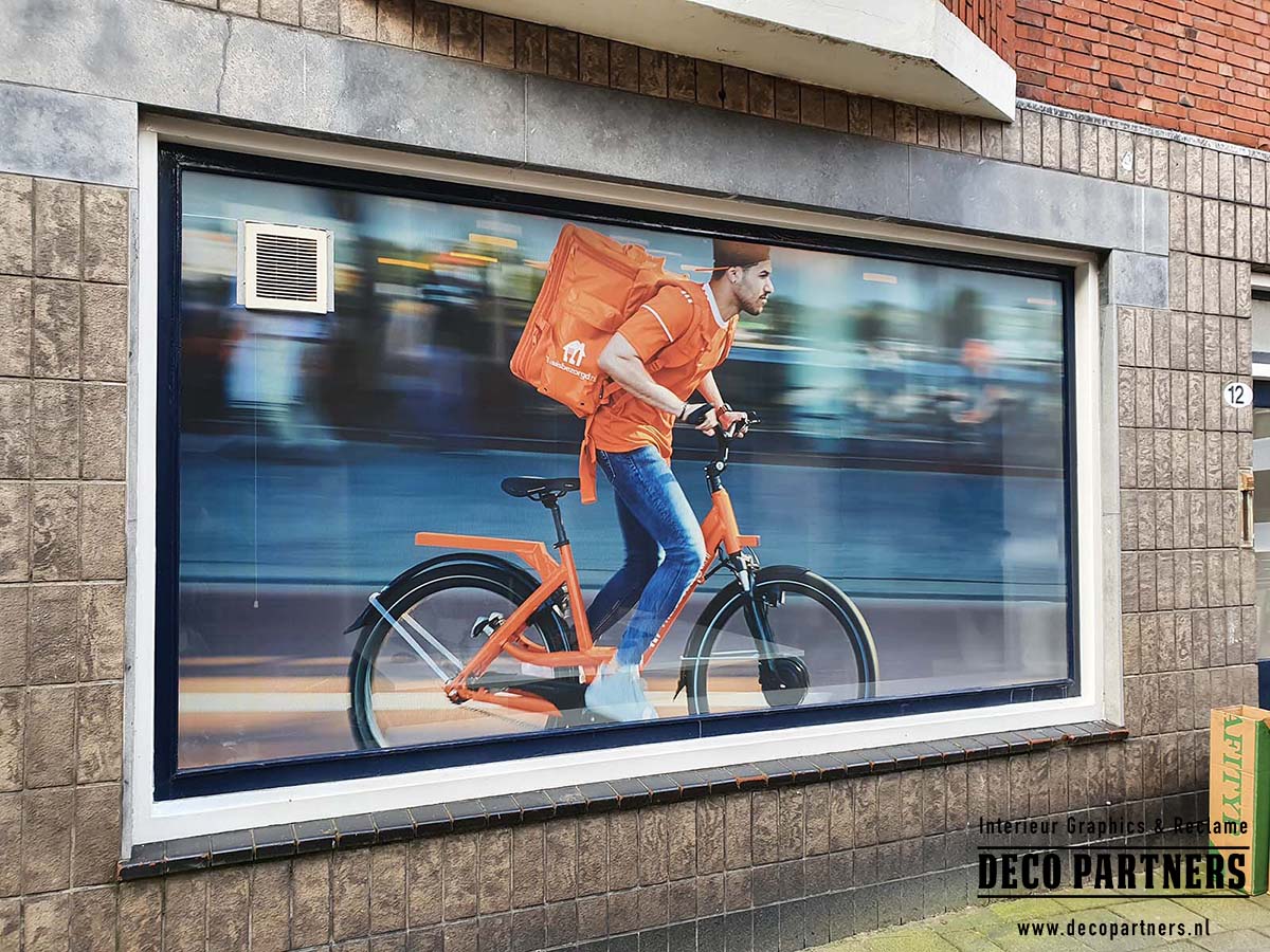 Grote winkelruit na montage van fullcolour One Way Vision raamfolie met opvallende reclame-uiting.