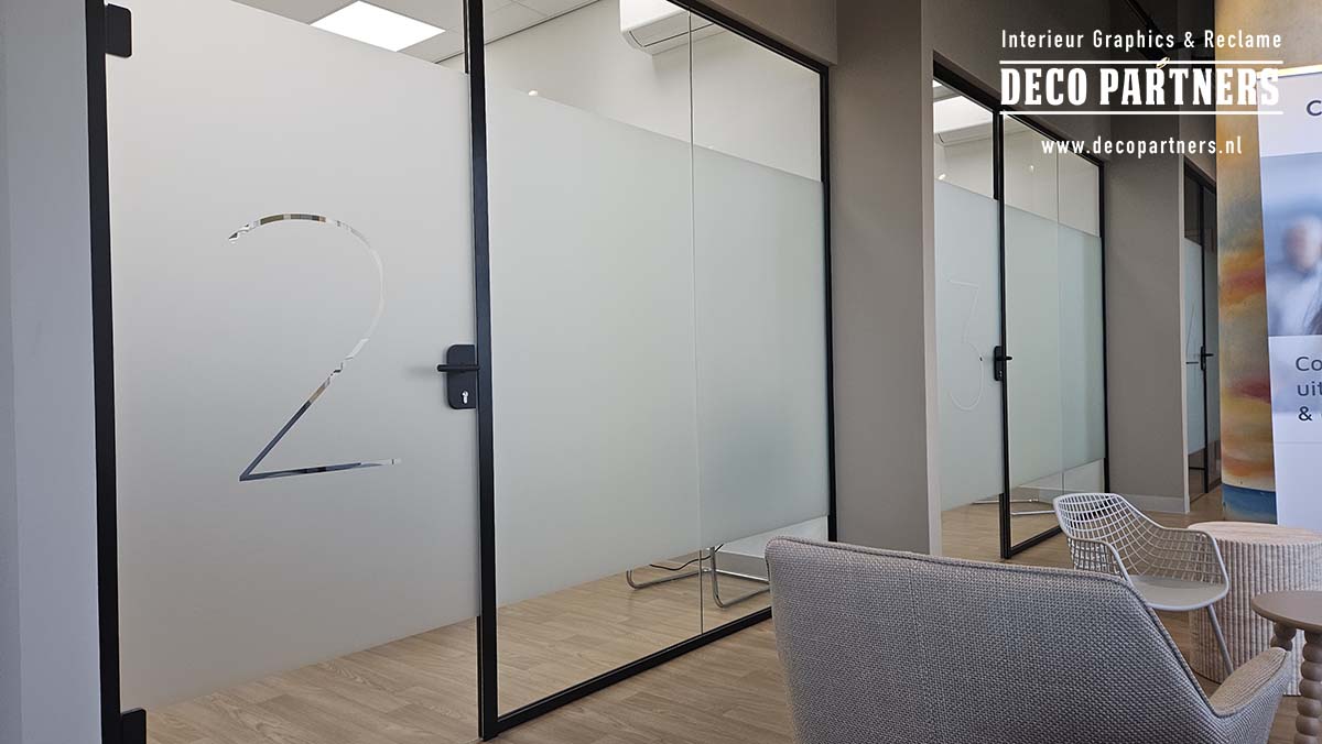 Matglasfolie op maat voor behandelkamers tandartspraktijk - volledige privacyfolie op glazen deuren met subtiel uitgesneden kamernummer voor herkenbaarheid en maximale privacy.