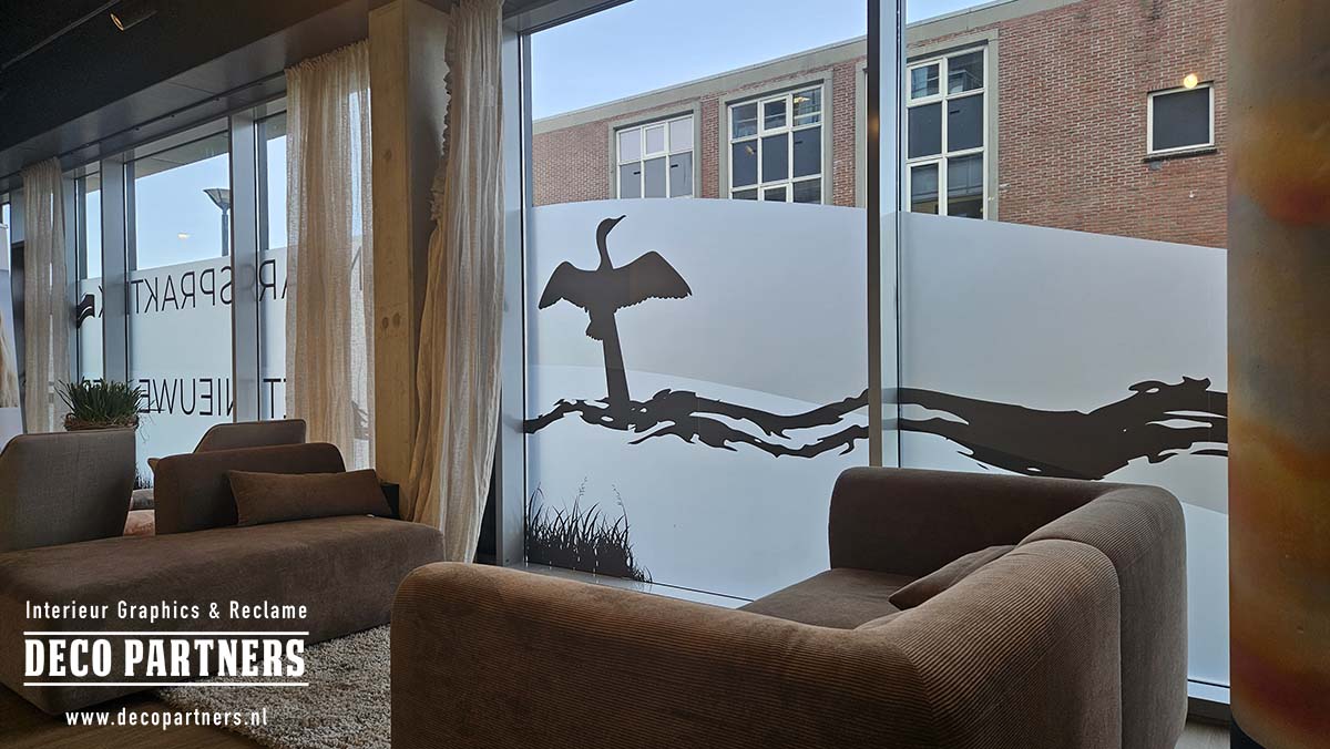 Binnenzijde maatwerk privacyfolie tandartspraktijk - matglasfolie met kustdesign zorgt voor optimale privacy, voldoende daglicht en een rustige sfeer in de wachtkamer.