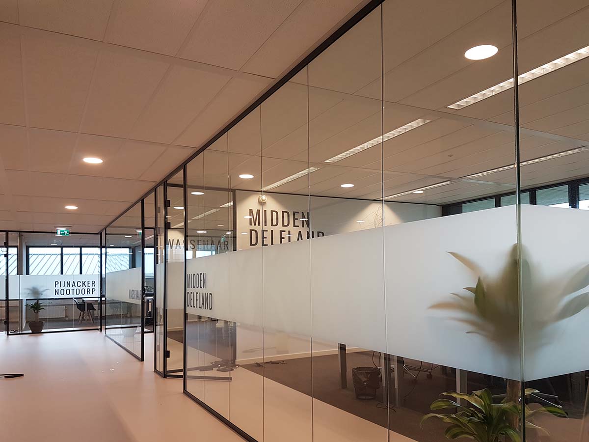 matglas raamfolie op glazen wanden in modern kantoor voor privacy en branding