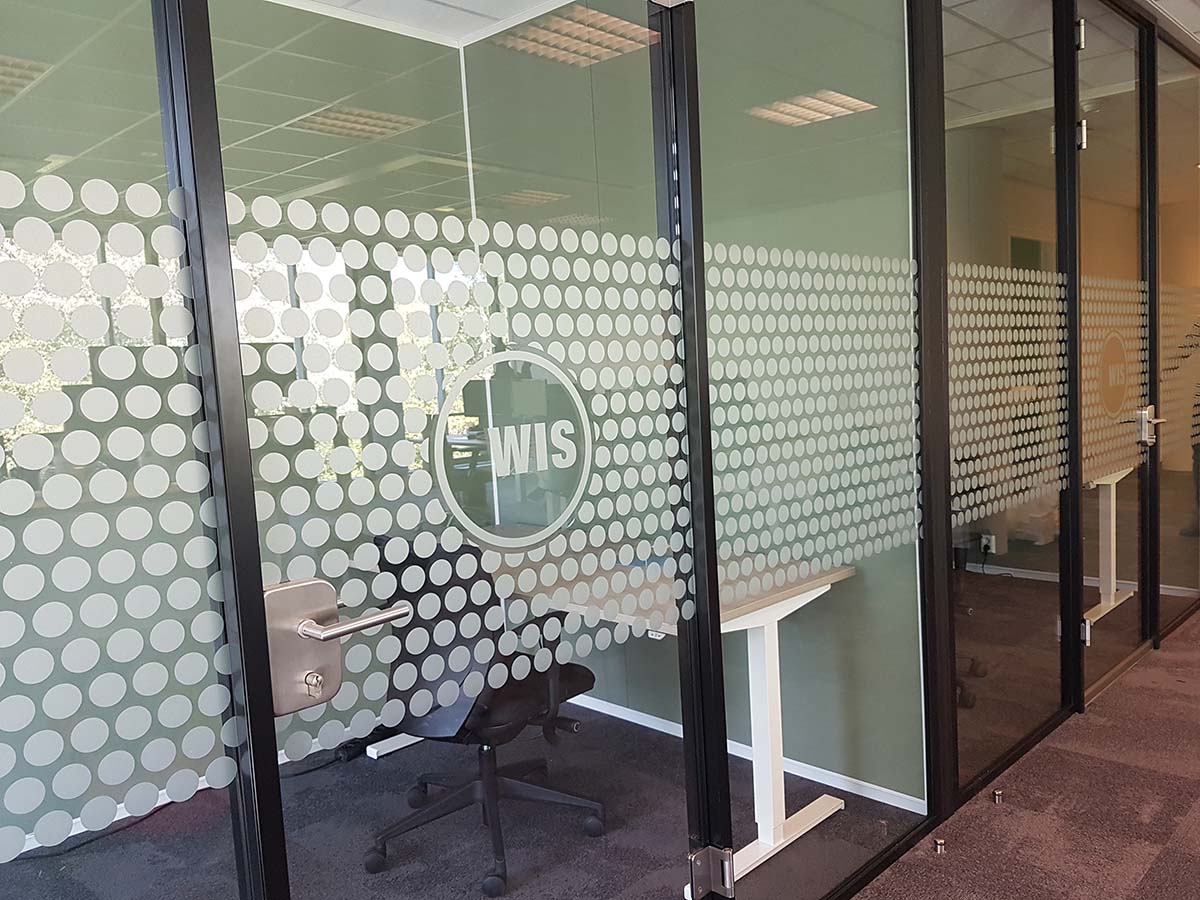 Matglas raamfolie met uitgesneden patroon en logo combineert privacy, transparantie en huisstijl