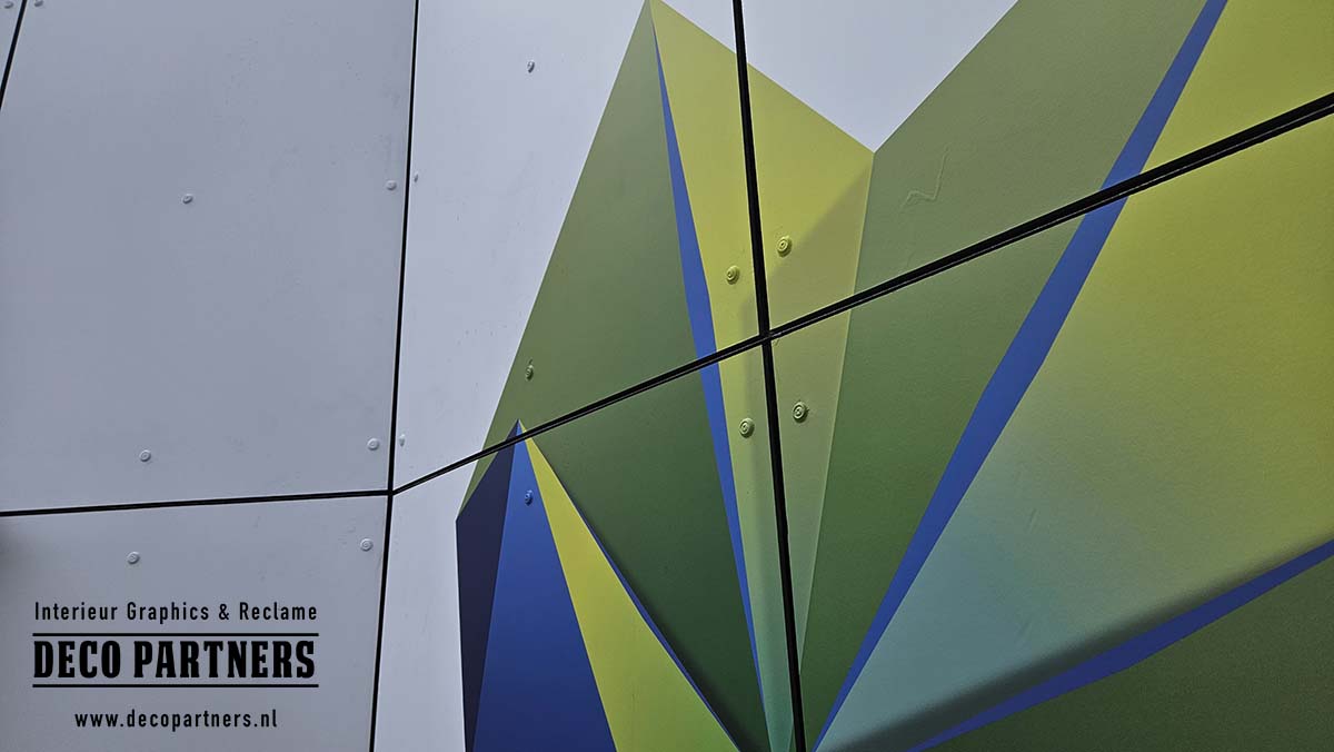 Detail van kleurrijk gewrapte Trespa gevelplaten bij de entree van een schoolgebouw