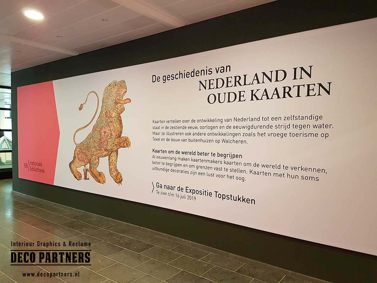 Textielframe met fotodoek voor museum Groot fotodoek in textielframe voor museumexpositie met historische kaarten