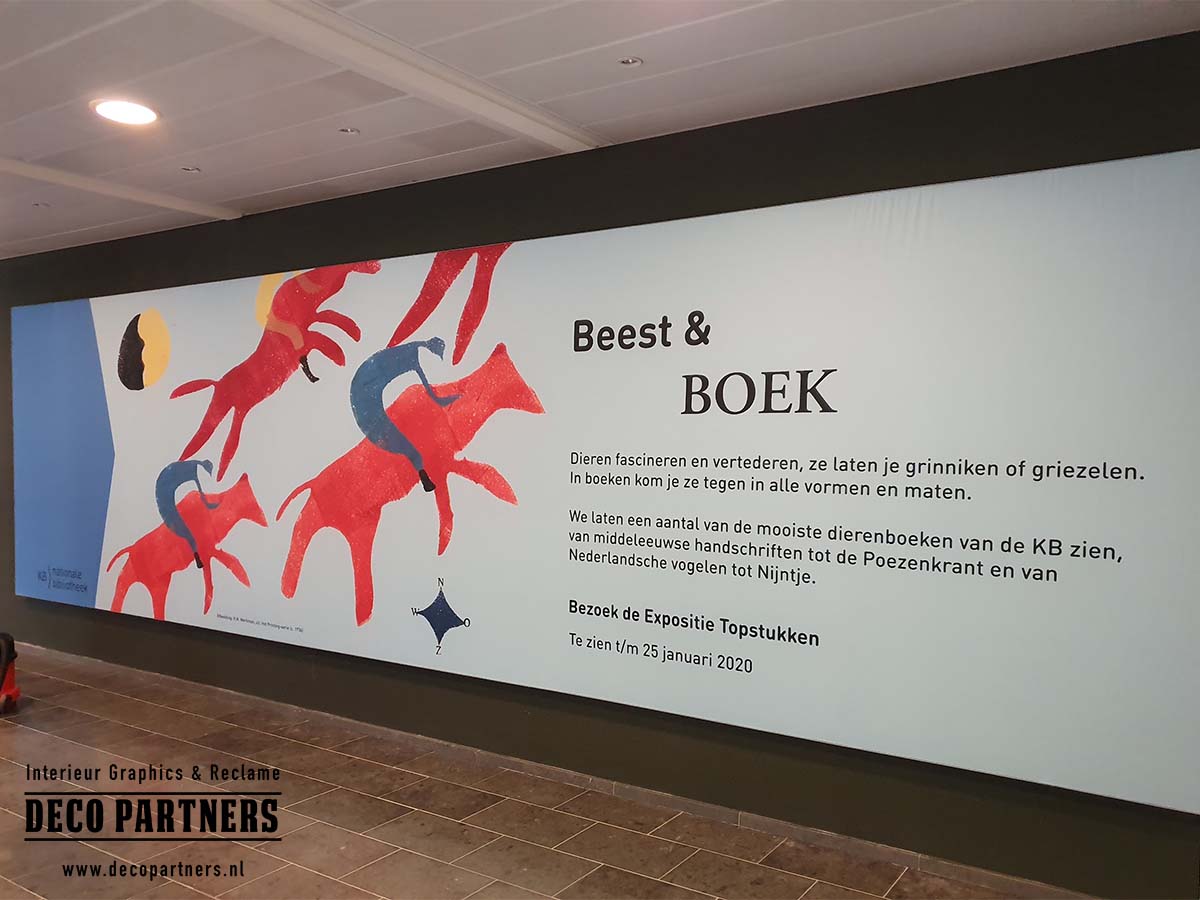 Textielframe met interne LED-verlichting Verlicht textielframe met bedrukte textielprint in expositieruimte