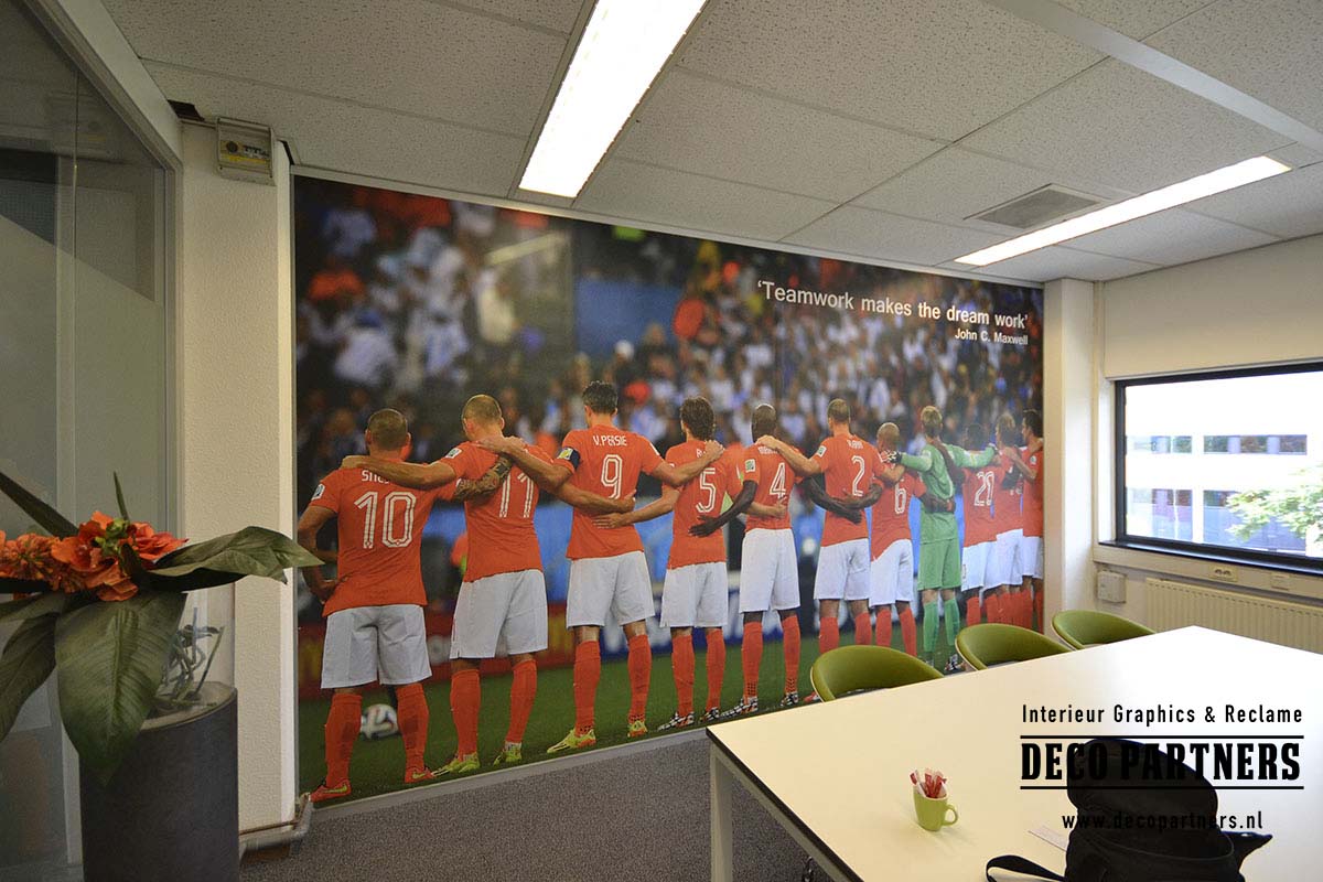 Verwisselbare textielwand met fotodoek Verwisselbaar fotodoek in textielframe met voetbalafbeelding op kantoor
