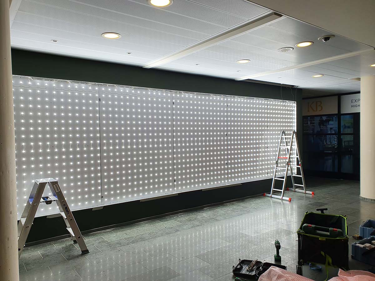 Textielframe met interne verlichting wordt gemonteerd op wand