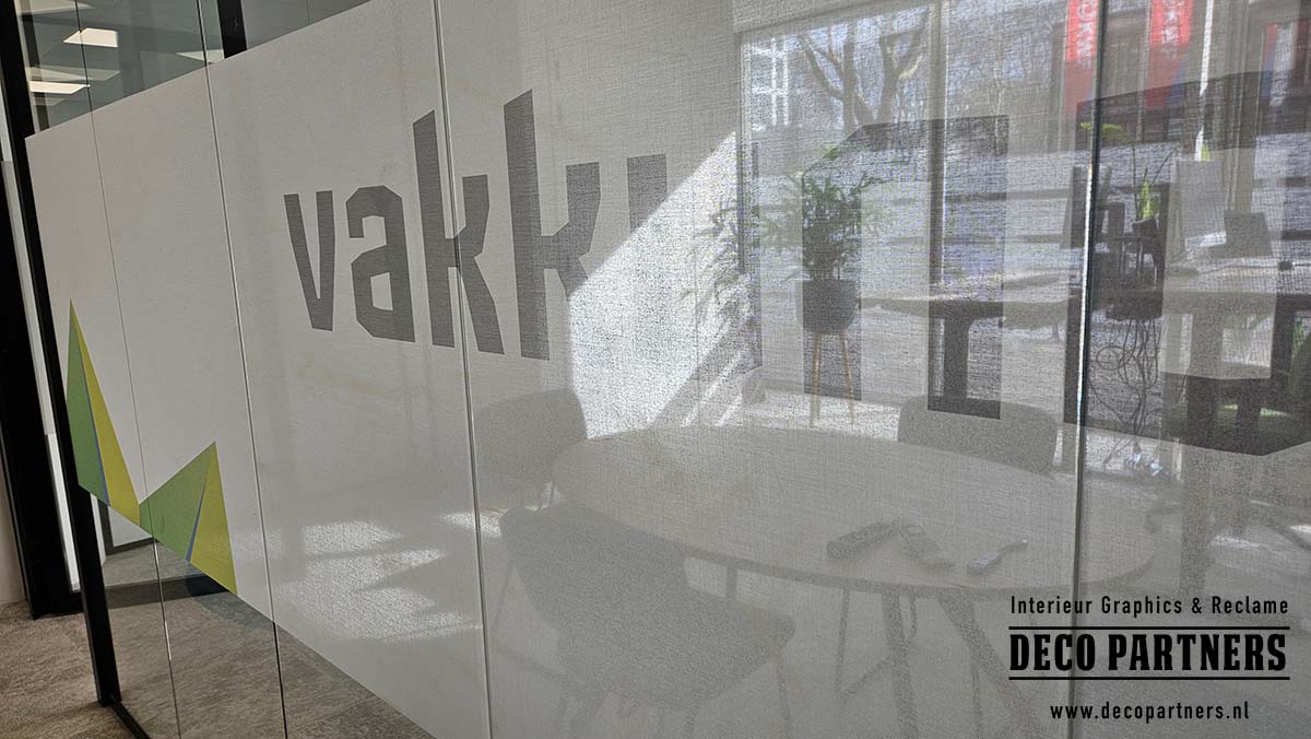 Detail van lichtdoorlatende SQUID Chalk textiel raamfolie met bedrukking voor privacy op kantoor