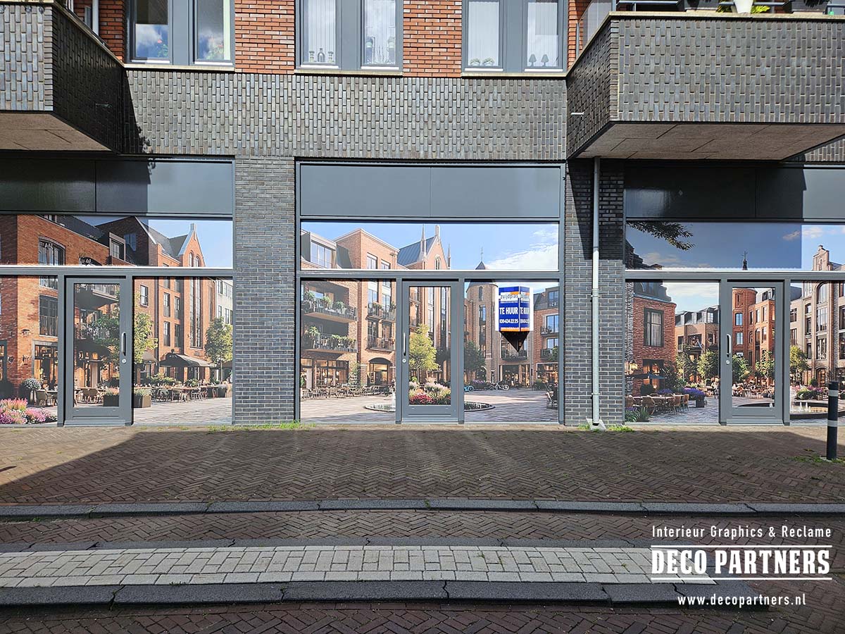 Leegstaand winkelpand met tijdelijke fullcolour raambestickering waardoor de gevel een levendige uitstraling krijgt.