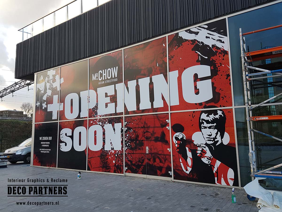 XXL tijdelijke raambestickering met Opening Soon reclame over de volledige glazen gevel van een restaurant.