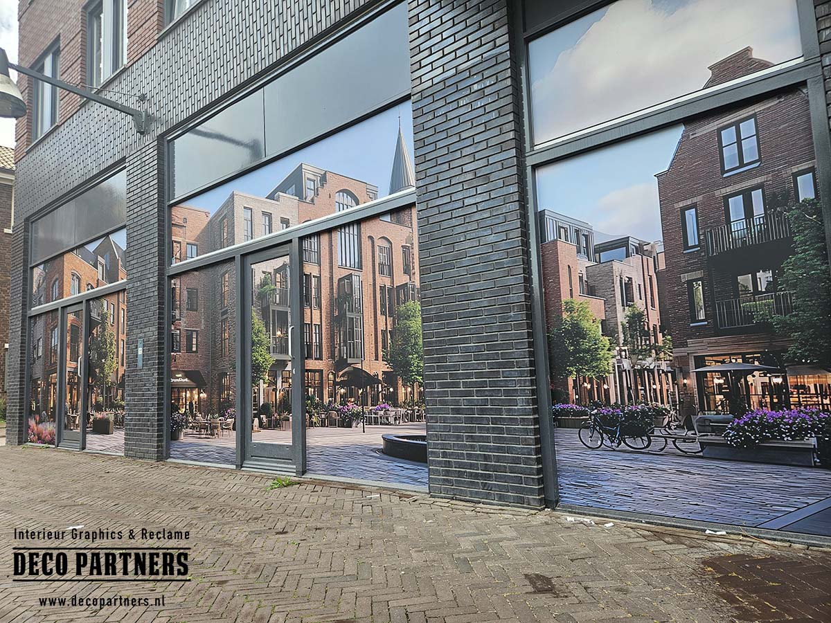Leegstaand gebouw voorzien van tijdelijke raambestickering met sfeervolle fotoprint