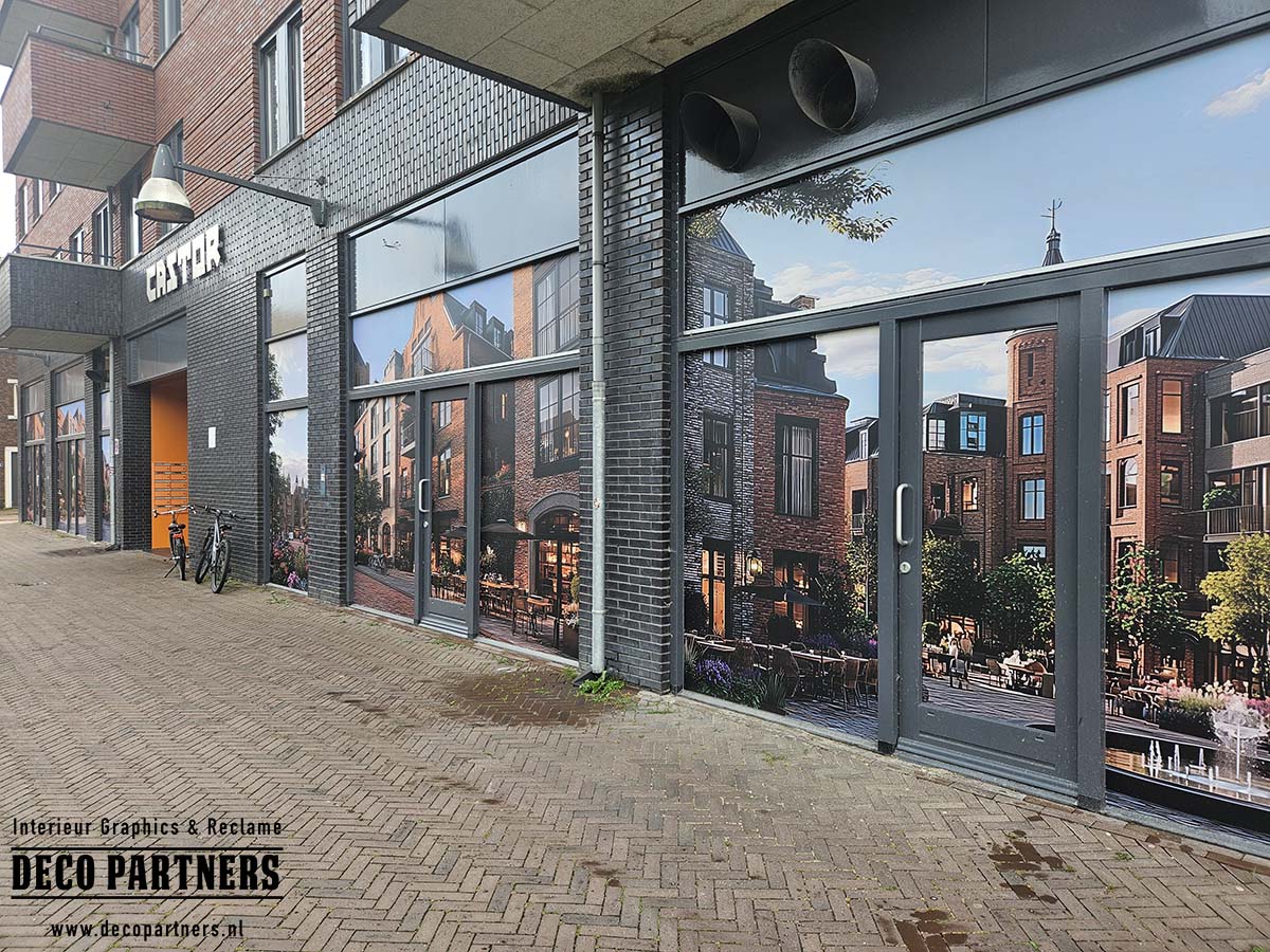 Tijdelijke raambestickering met straatbeeld op ramen van leegstaand pand