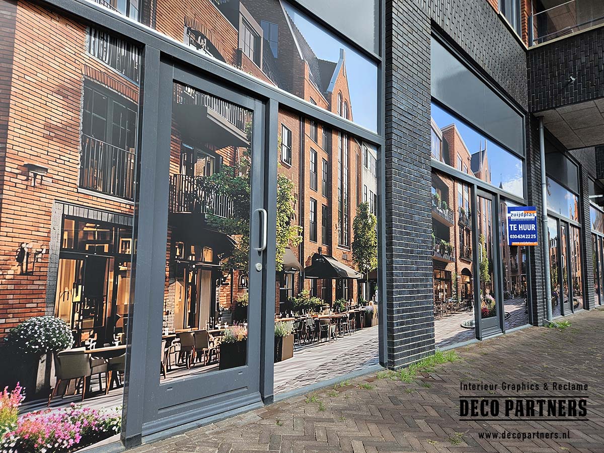 Leegstaand pand opgefrist met tijdelijke raambestickering en grootformaat fotoprints