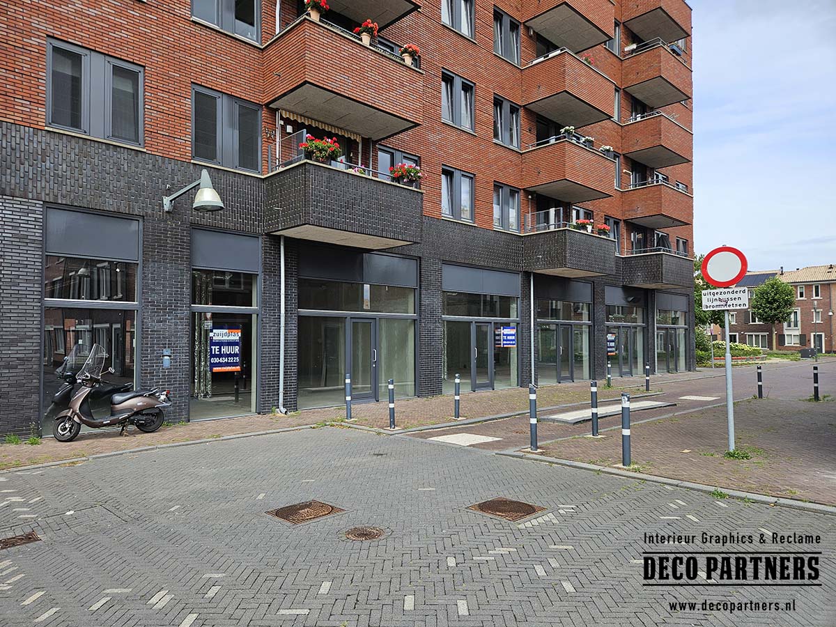 Leegstaand gebouw met kale ramen voordat tijdelijke raambestickering werd aangebracht