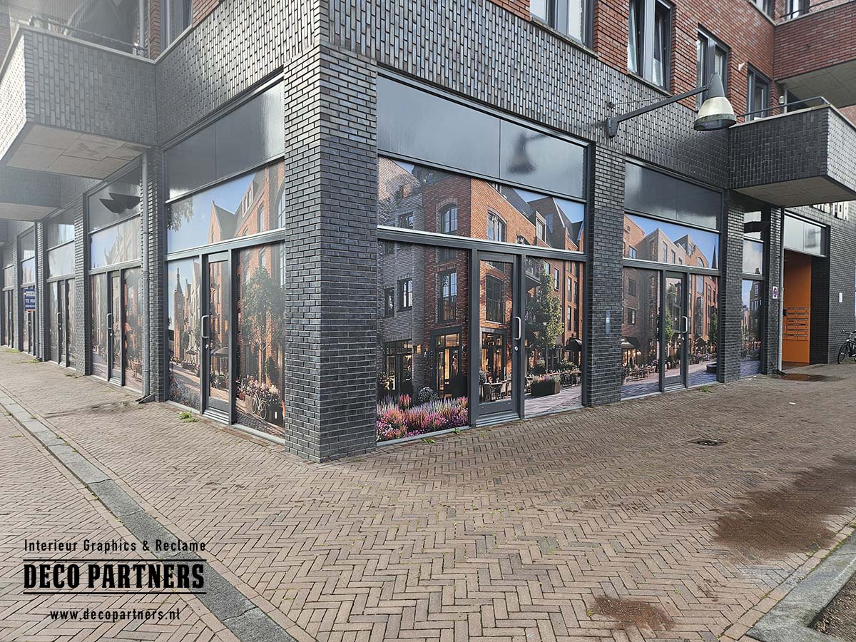 Complete gevel van leegstaand gebouw voorzien van tijdelijke raambestickering