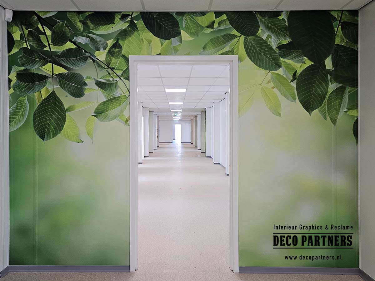 Deze kleurrijke wandsticker laat zien dat een portacabin of ander tijdelijk gebouw niet kil of sfeerloos hoeft te zijn. Met een doordacht ontwerp krijgt tijdelijke huisvesting direct een warme, herkenbare uitstraling. Wanneer de locatie later weer wordt opgeleverd, is de wandbestickering eenvoudig en zonder hinderlijke lijmresten verwijderbaar.