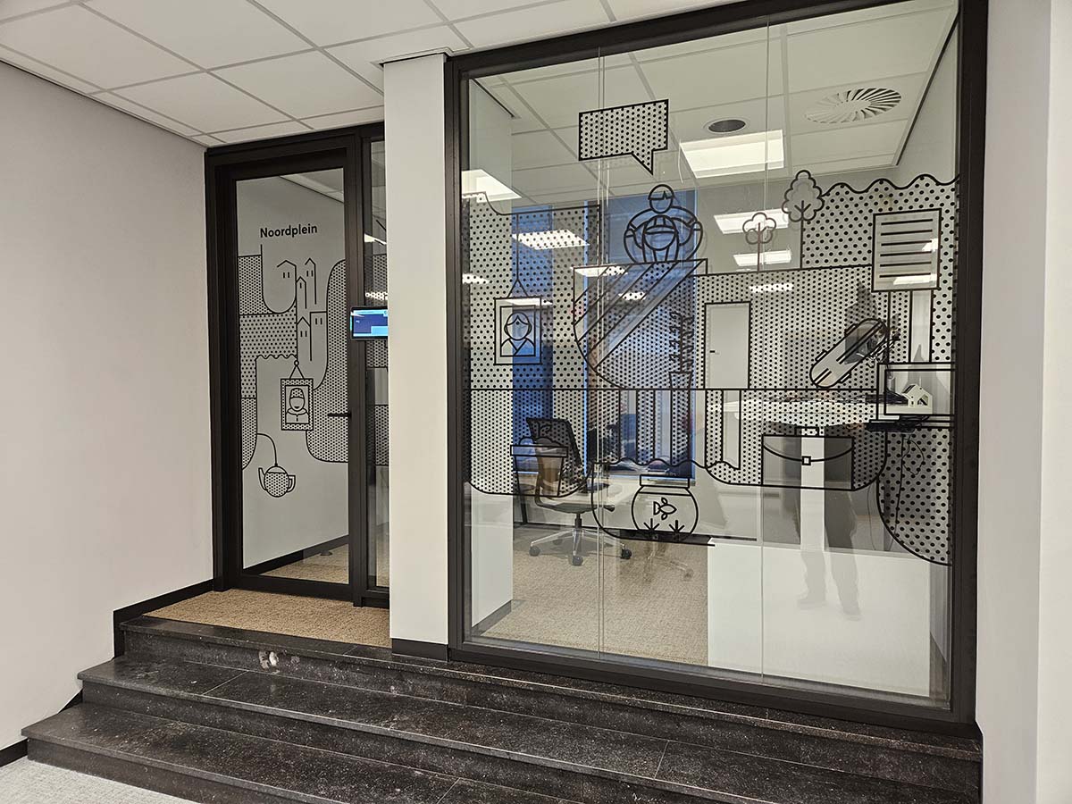Vergaderruimte met glasheldere raamfolie; bedrukt design voorkomt botsingen en behoudt open uitstraling.