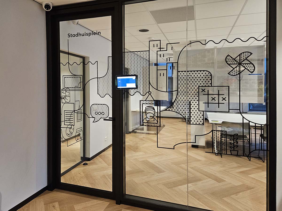 glaswand en deur met transparante raamfolie voor privacy en wayfinding