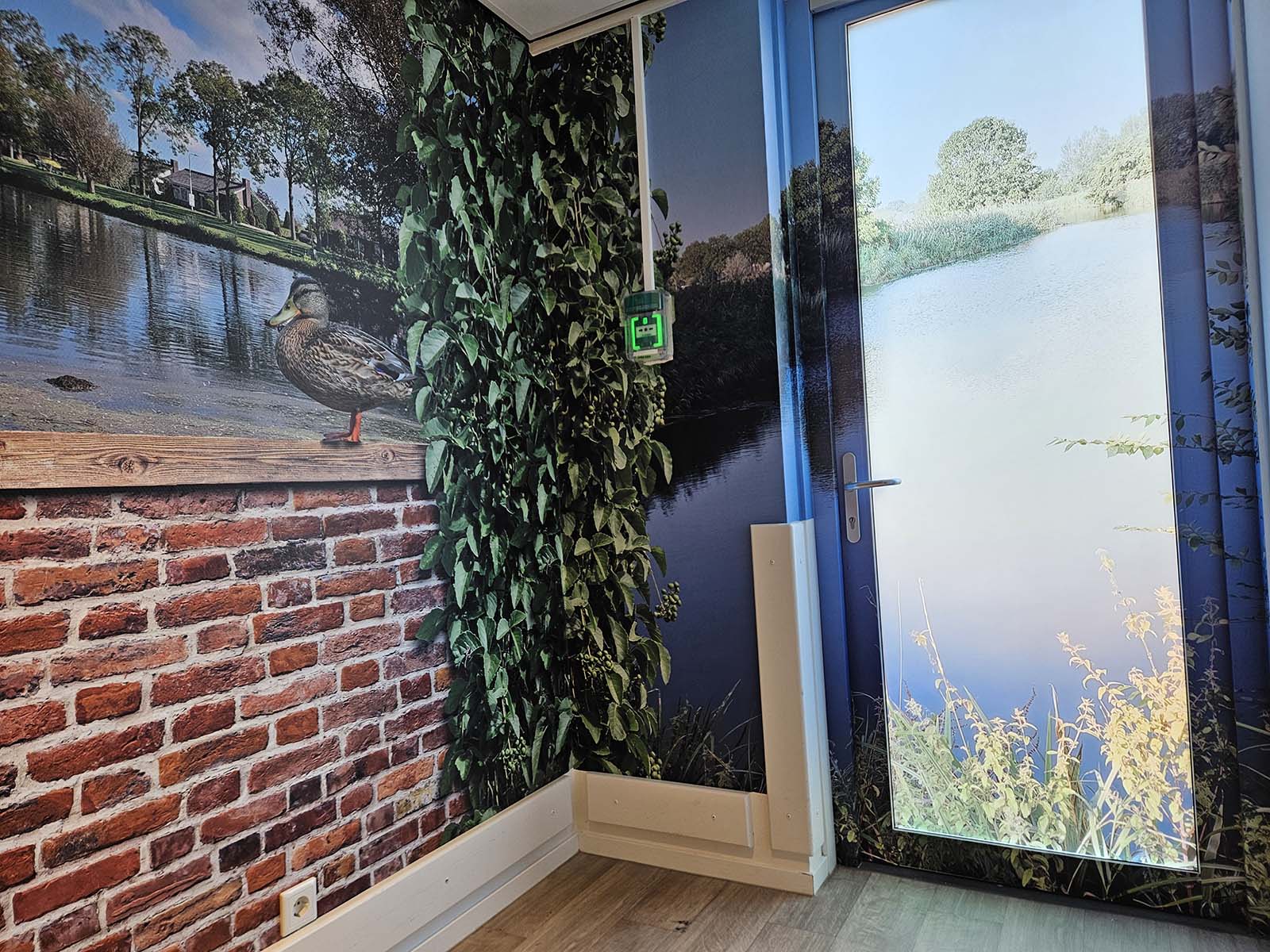 Maatwerk fotoprints op muren en deuren versterken de sfeer en herkenbaarheid binnen zorginstellingen.
