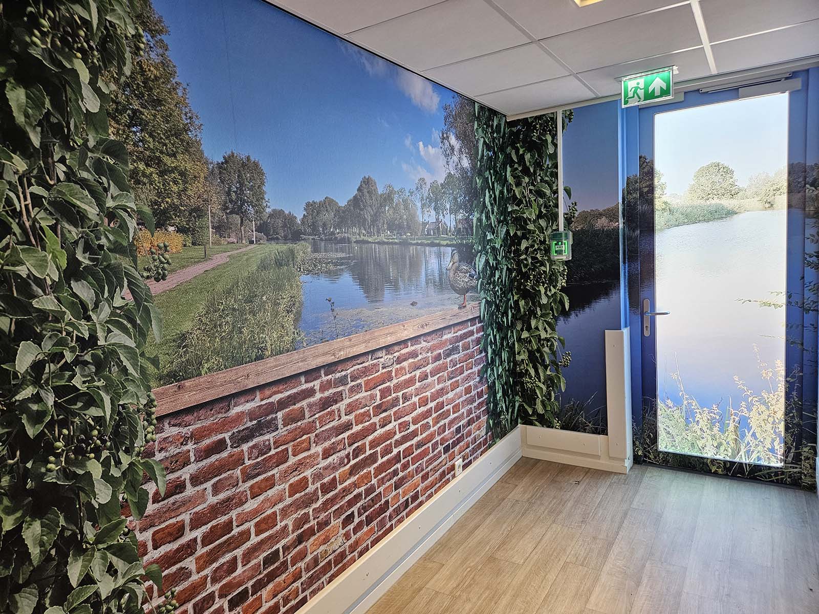 Het glas is voorzien van bedrukte melkglasfolie die daglicht doorlaat, terwijl kozijnen en deurkaders zijn meegewrapt voor een naadloos geheel.