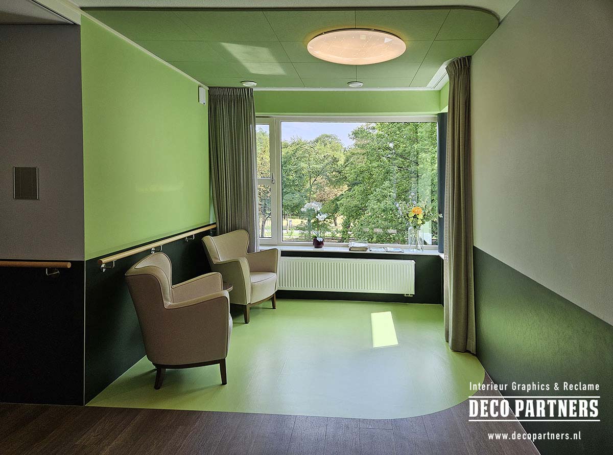Vloersticker op maat als onderdeel van het interieur Vloersticker op maat met groen vlak geïntegreerd in zorginterieur