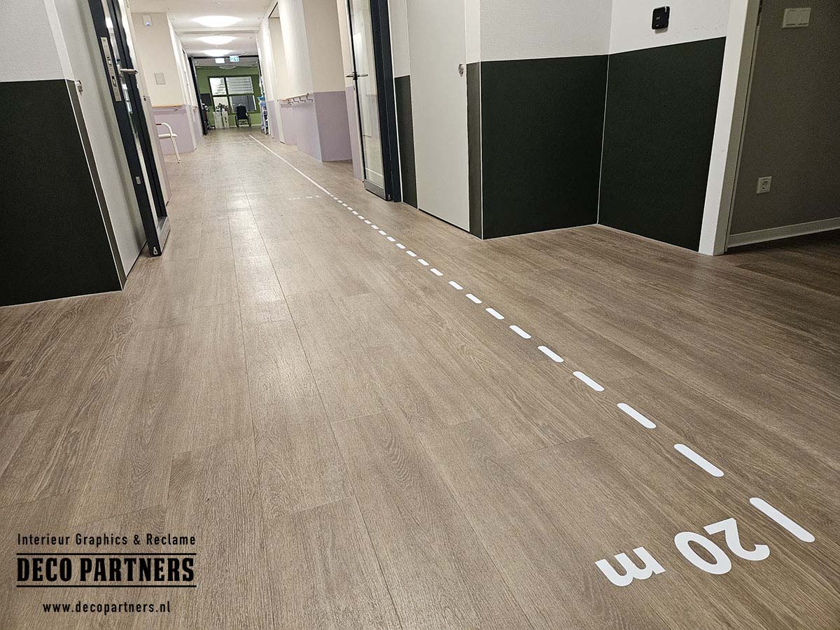 Vloersticker voor wayfinding en revalidatie Vloersticker met afstandslijn en 20 meter markering voor looptraining in zorginstelling