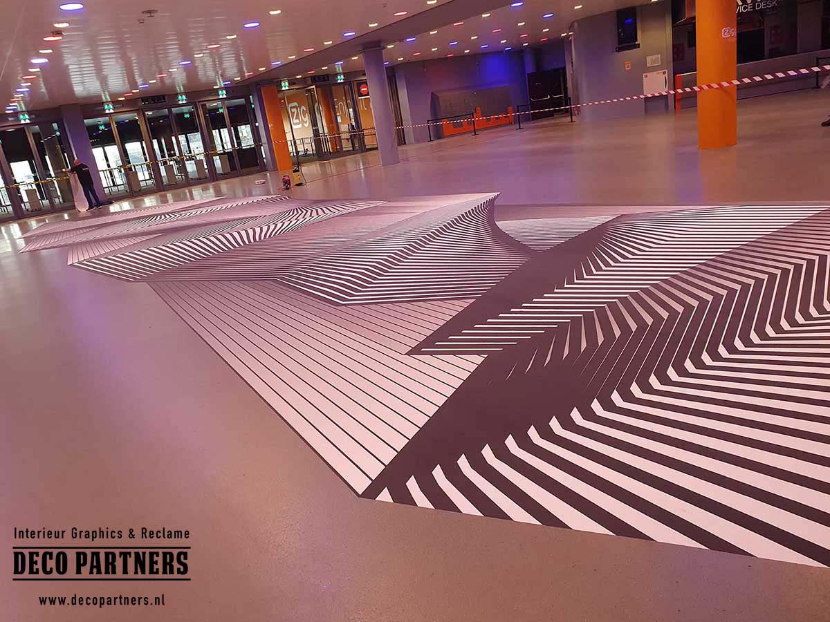 Tijdelijke vloerstickers voor events en beurzen Grote tijdelijke vloersticker op maat met grafisch patroon tijdens evenement in Ziggo Dome