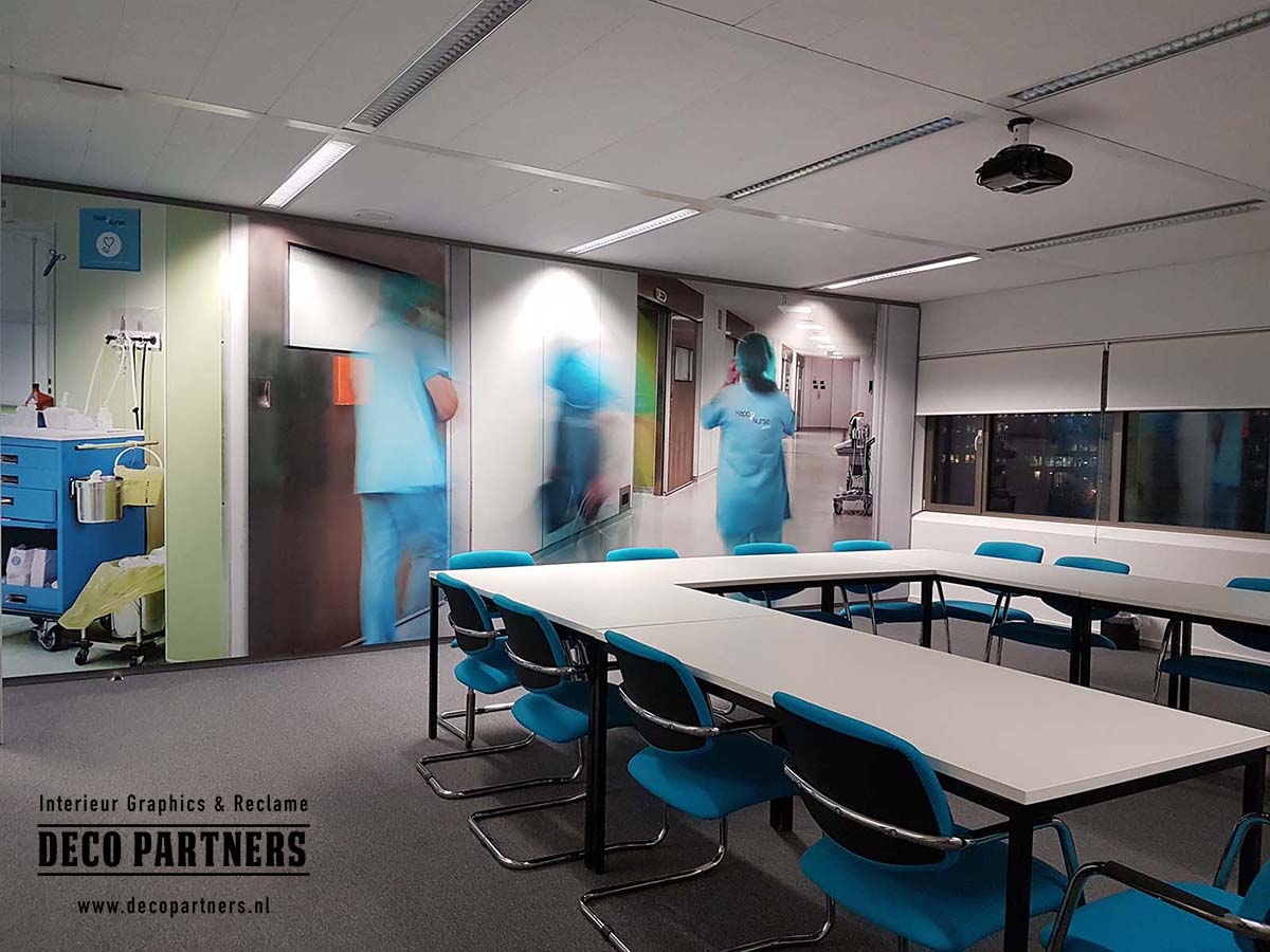 Wandbestickering op systeemwanden Wandbestickering op systeemwanden met grote fotoprint in een zakelijke ruimte