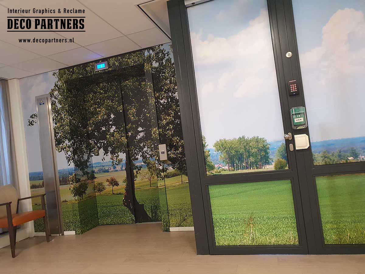 Interieurbestickering over wanden, deuren en lift Interieurbestickering met landschapsprint over wanden, deuren en lift