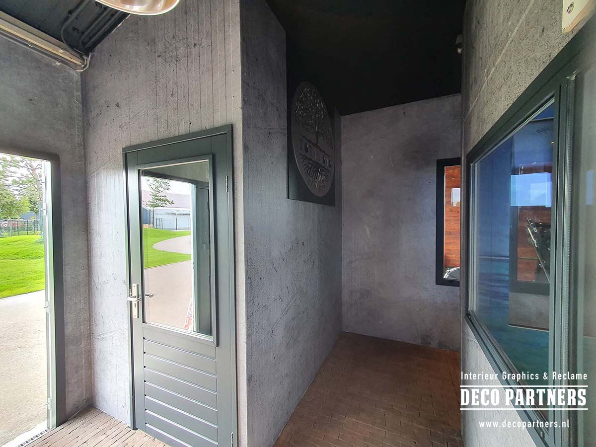 Muurbestickering met betonlook Muurbestickering met betonprint op wanden en deuren