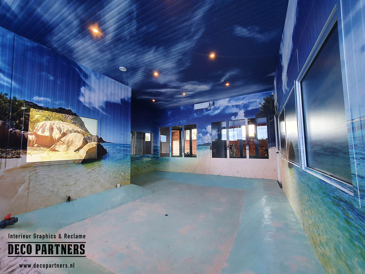 Wand- en plafondbestickering met fotoprint Wanden en plafond volledig bestickerd met doorlopende strand en zee fotoprint