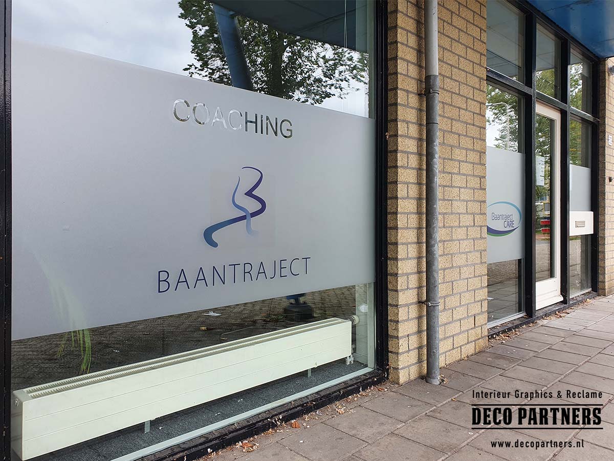 Bedrukte zandstraalfolie met logo en huisstijl op de ramen van een kantoor voor privacy en herkenbaarheid.
