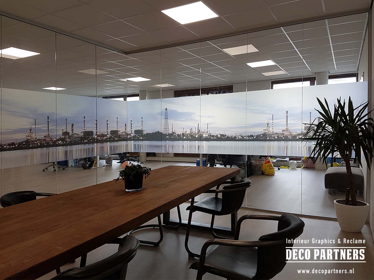 Bedrukte zandstraalfolie met panoramische foto op glazen wanden van een vergaderruimte voor privacy.